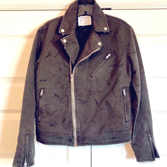 New URBAN OUTFITTERS Distressed Moto Jacket Lizard Camo Print Silver Accents XS - Picture 1 of 3